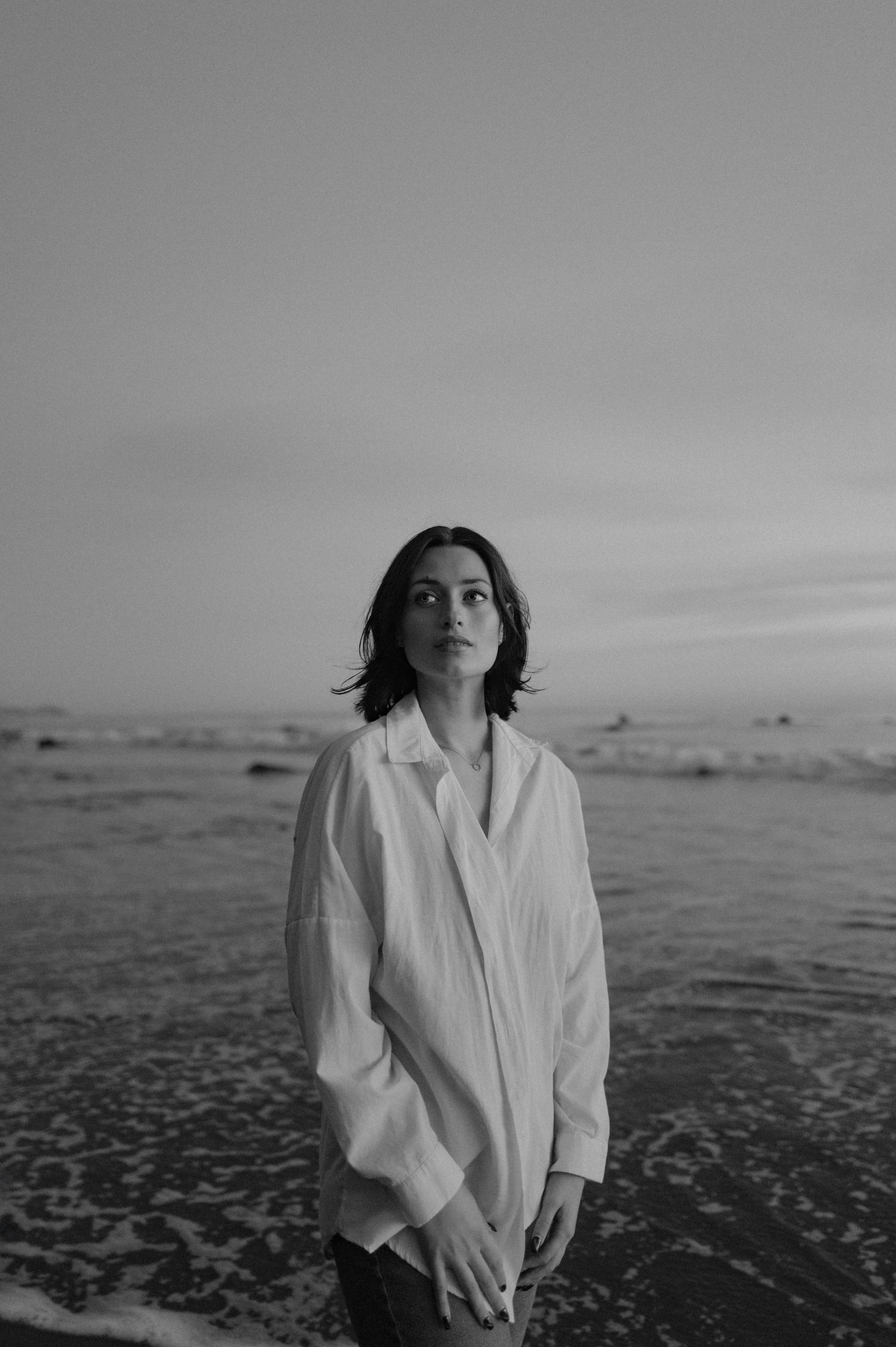 Imagen en blanco y negro de mujer en una playa